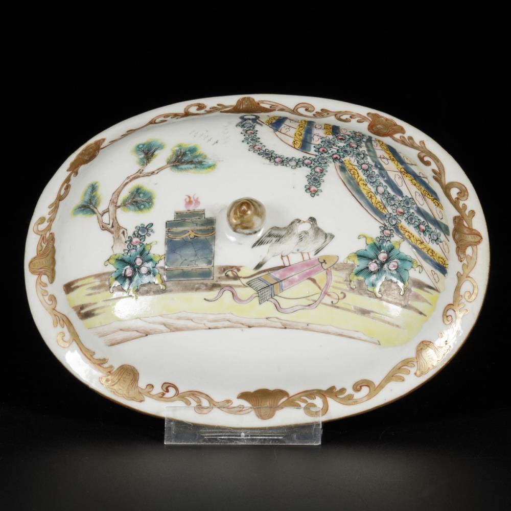 A porcelain charger with famille rose decor, a lid with the same decor has been added, China, 18th c - Image 2 of 4