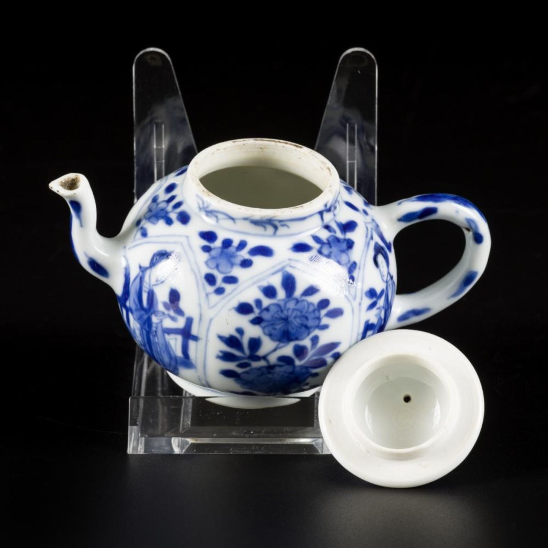A porcelain teapot with decoration of flowers and Lingzi, marked Yu "jade", China, Kangxi. - Bild 5 aus 6