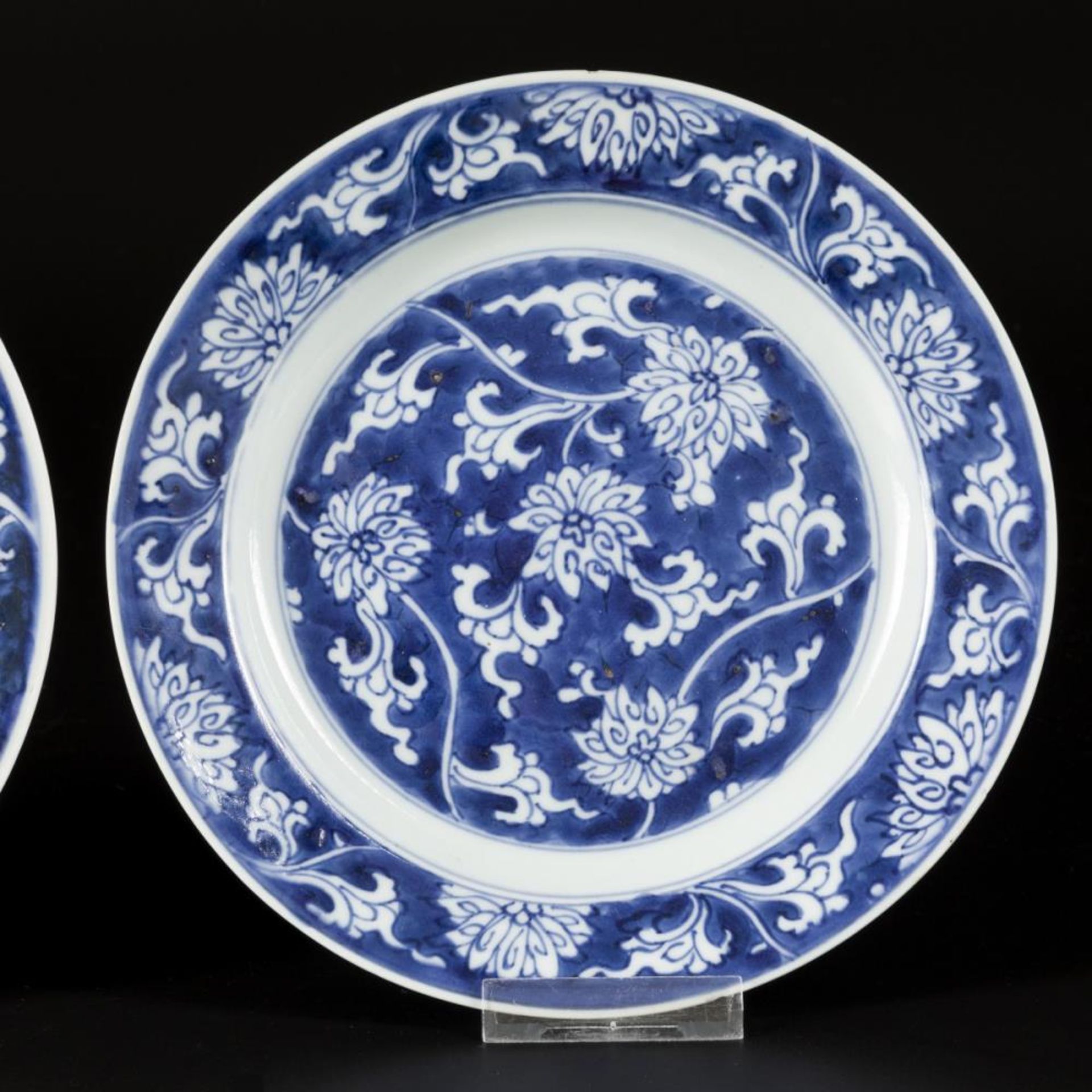 A set of (2) porcelain plates with lotus decoration in reversed technique, marked with incense burne - Bild 3 aus 6
