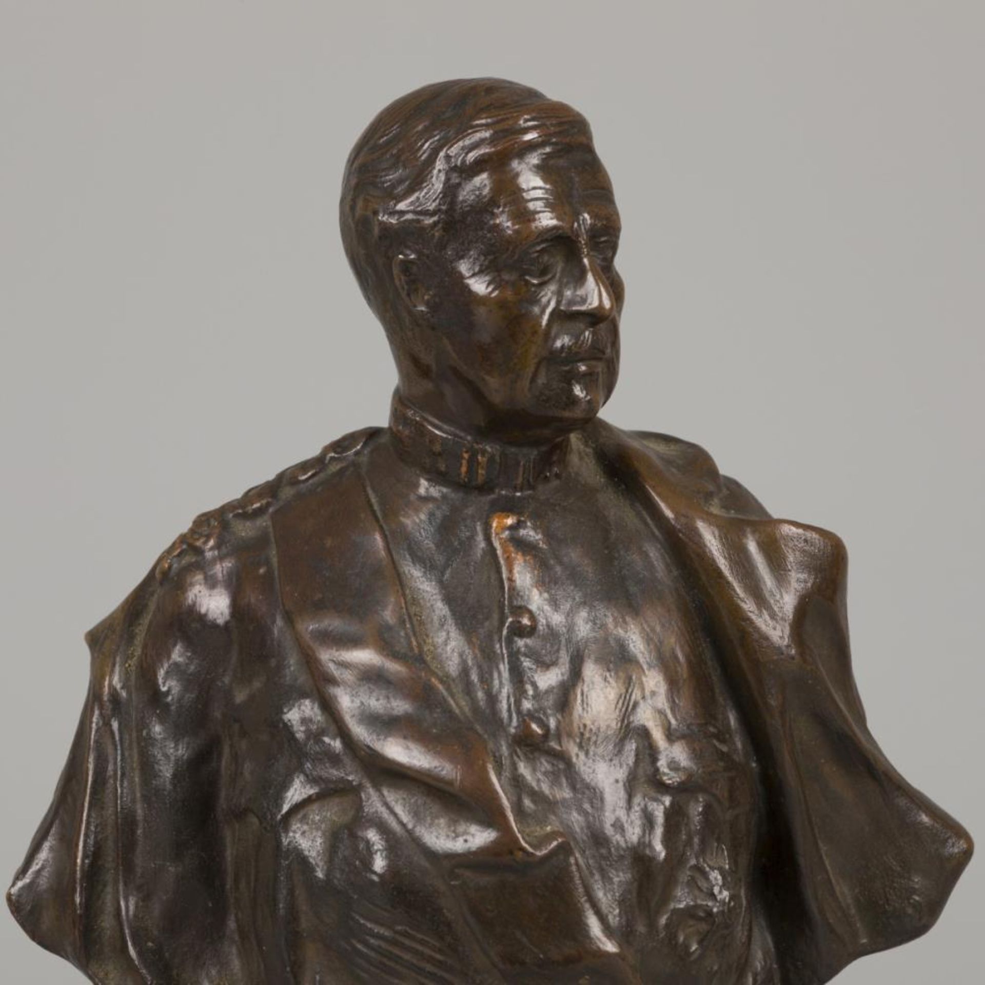 Antoine Joseph Van den Kerckhove (Brussels 1849-c.1910), A bronze buste of an official in uniform, B - Bild 5 aus 7