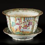 A porcelain cachepot with saucer in Canton decor, China, 19th century.