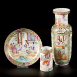 A lot comprised of porcelain a.w. a plate, vase and brush pot, all with Canton decor, China, 19th ce