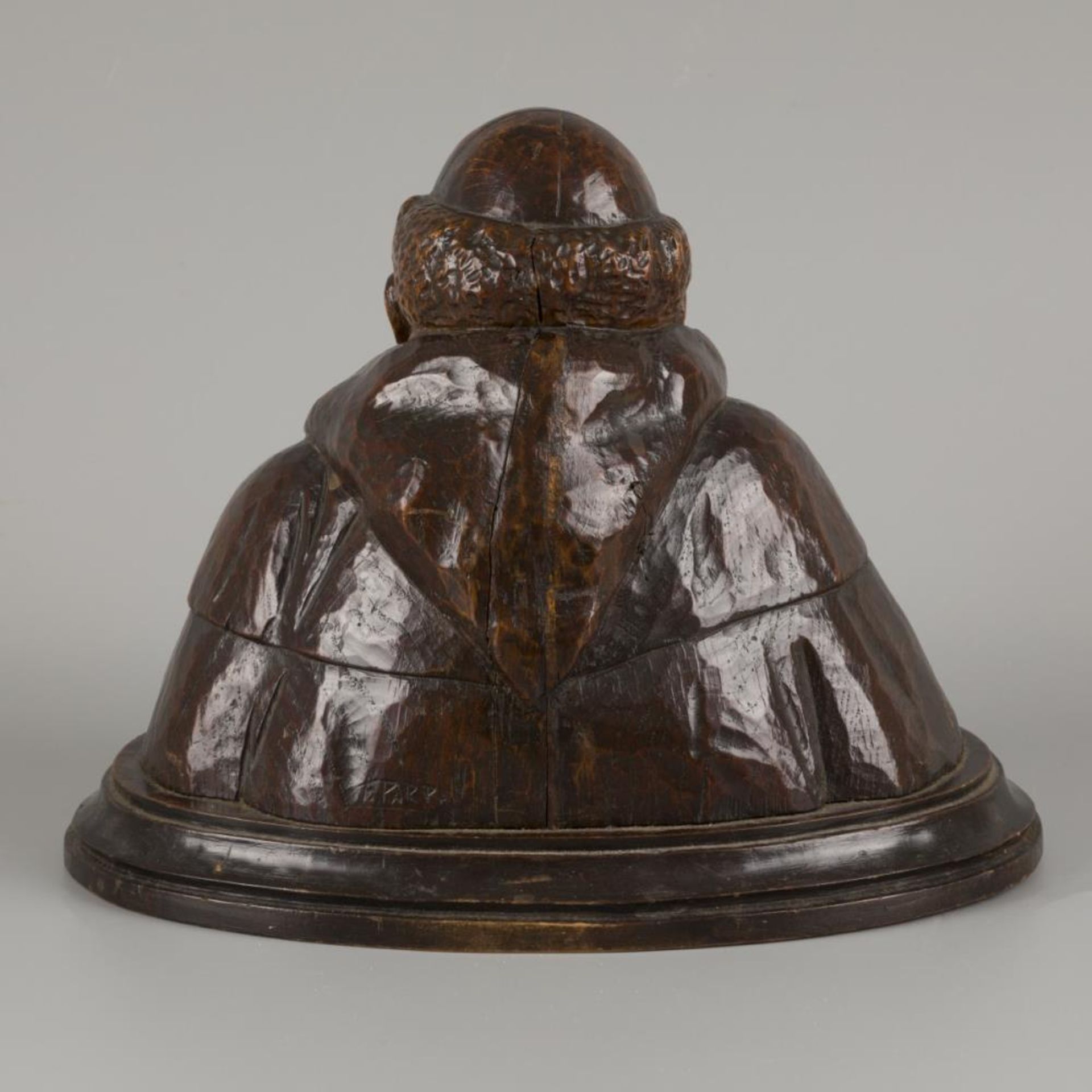 A wooden bust of a happy monk. - Bild 2 aus 3