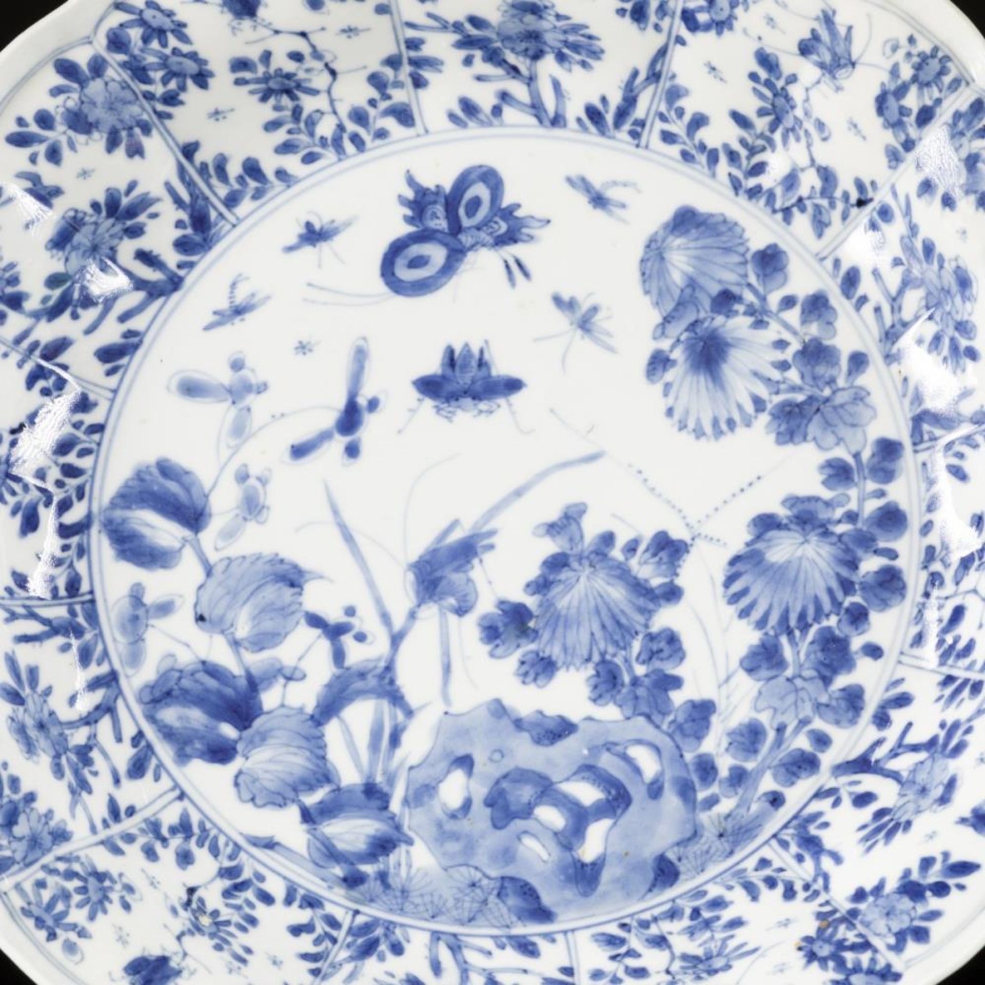 A porcelain charger with floral decoration in sections, with a central decoration of insects and flo - Bild 2 aus 4