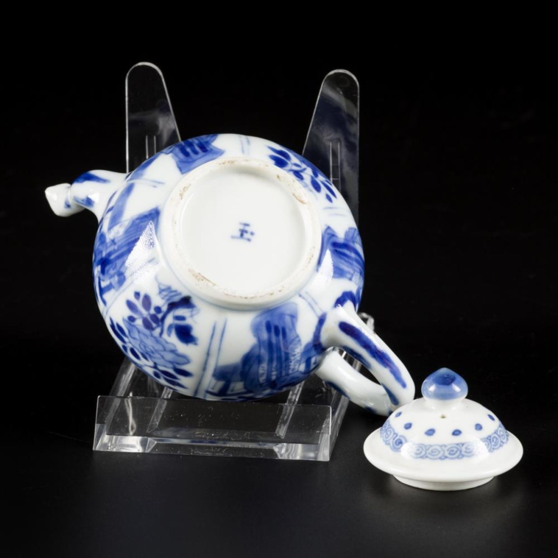 A porcelain teapot with decoration of flowers and Lingzi, marked Yu "jade", China, Kangxi. - Bild 6 aus 6