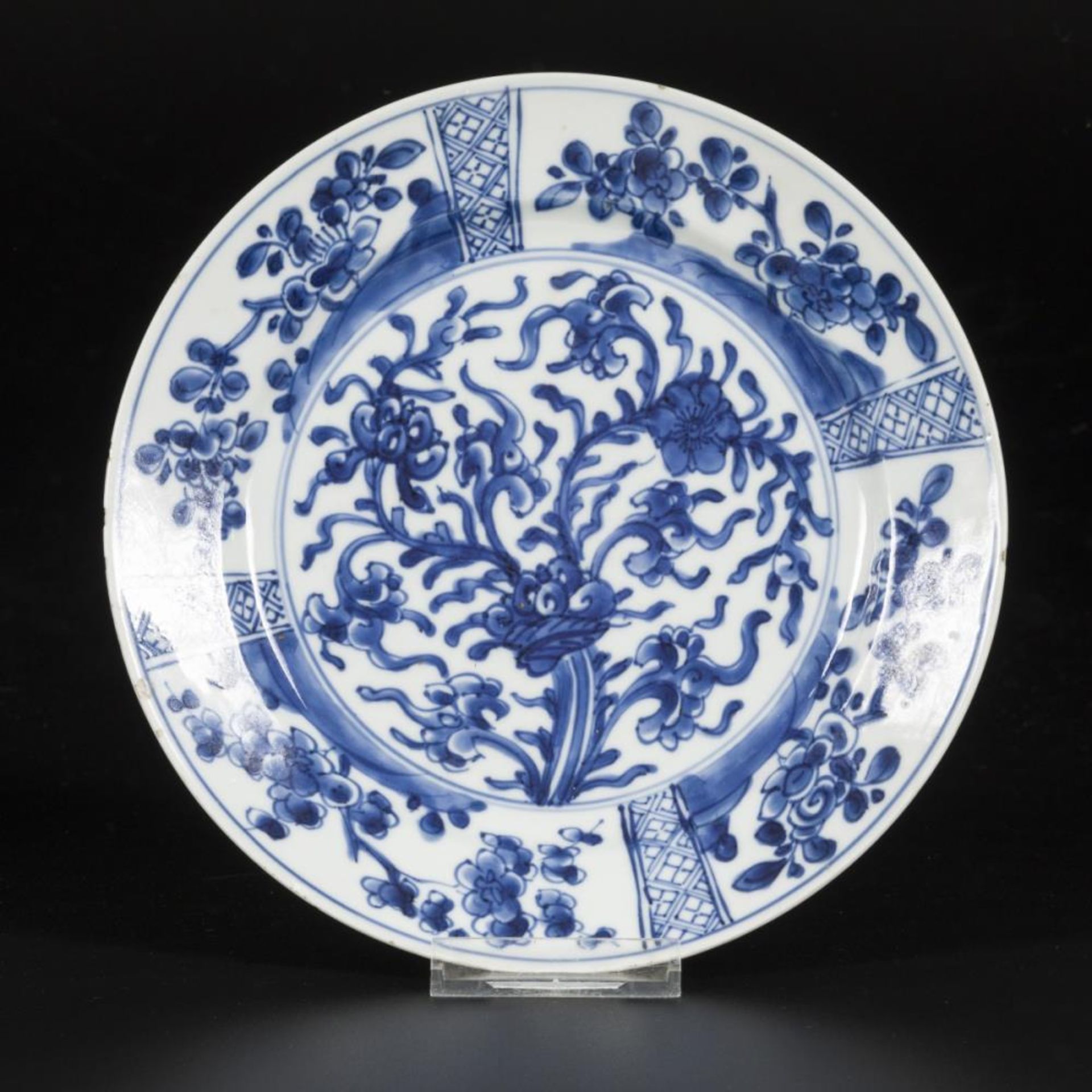 A porcelain plate with floral decoration, China, Kangxi.