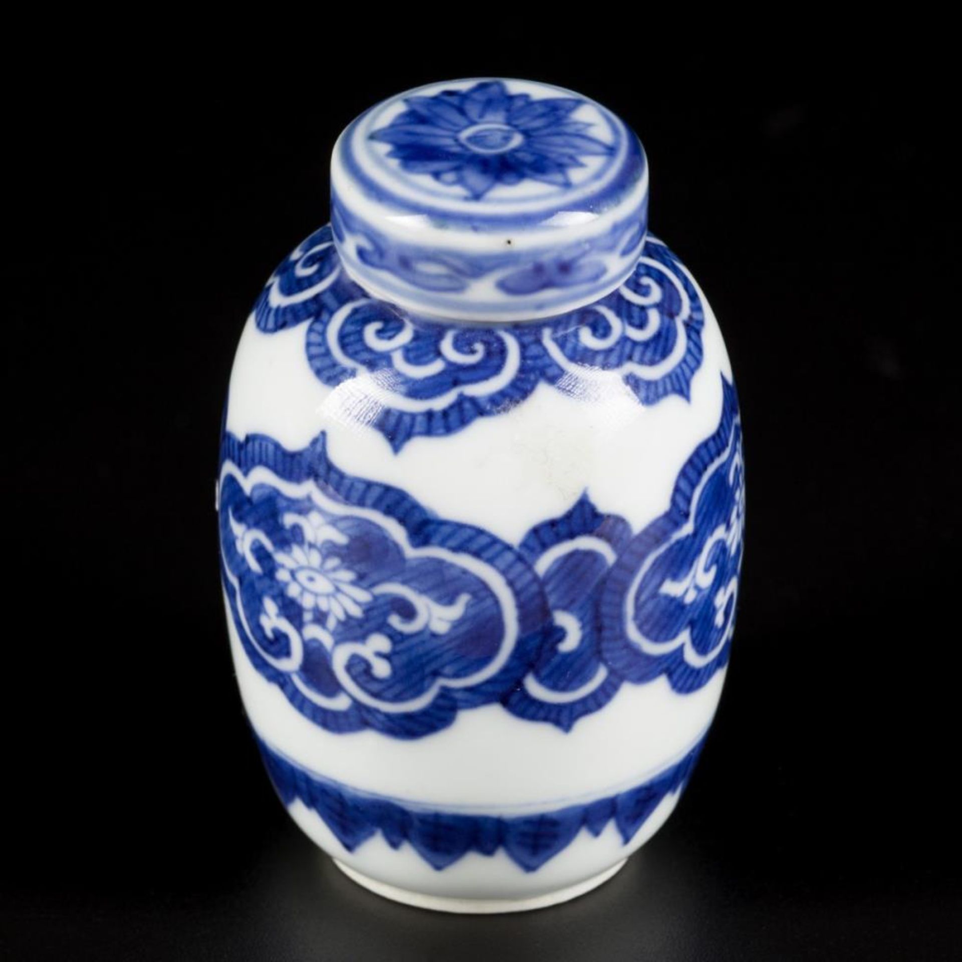 A porcelain lidded jar with floral decoration, marked Yu "jade", China, Kangxi. - Bild 4 aus 6