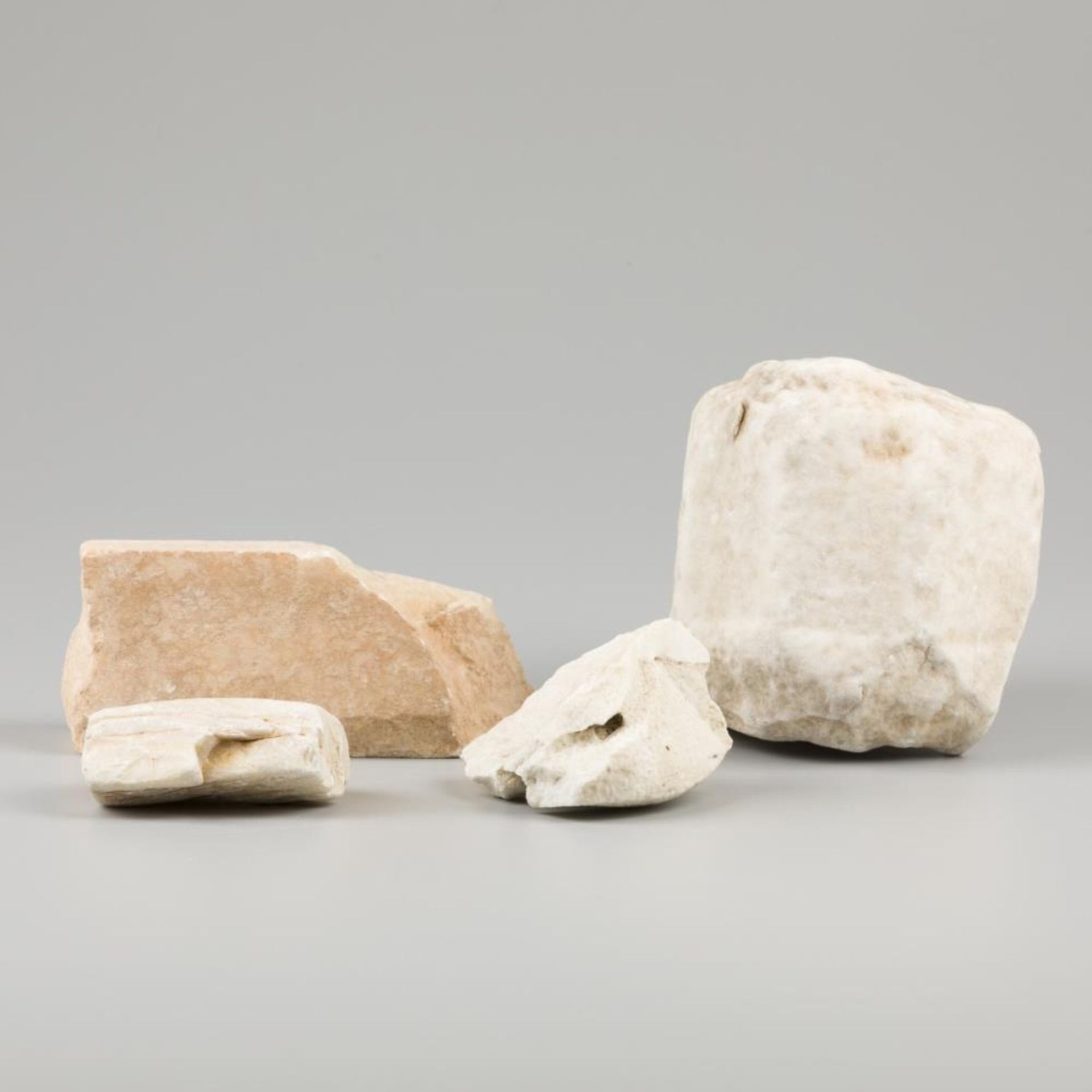 A lot comprising (4) fragments from the antique world. - Image 2 of 2