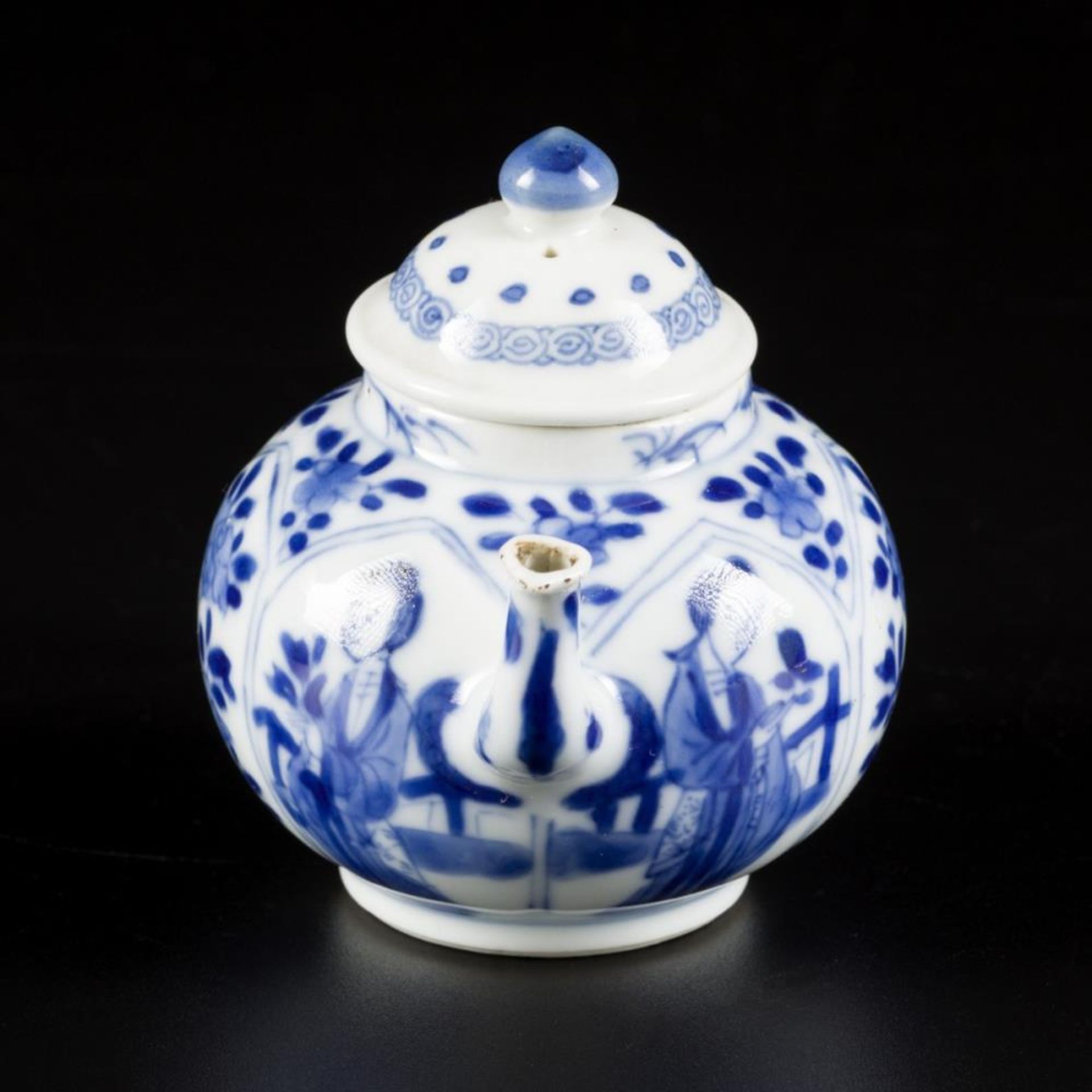 A porcelain teapot with decoration of flowers and Lingzi, marked Yu "jade", China, Kangxi. - Bild 4 aus 6