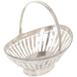 Bonbon handle basket silver.