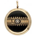 BLA 10K. Yellow gold antique pendant with seed pearls and gold inlaid in onyx.