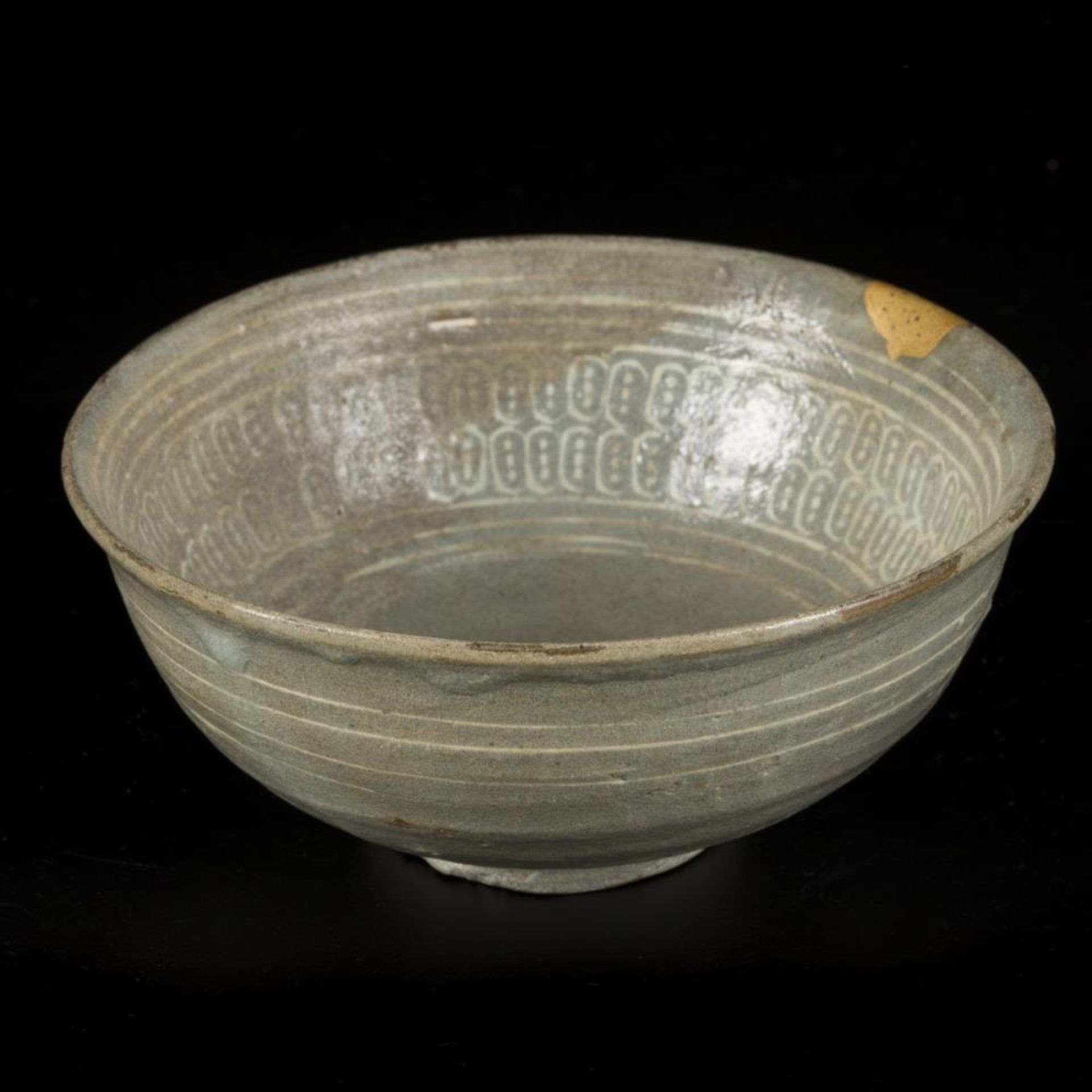 A lot comprised of (2) glazed earthenware bowls, Korea, 13th century. - Bild 4 aus 5