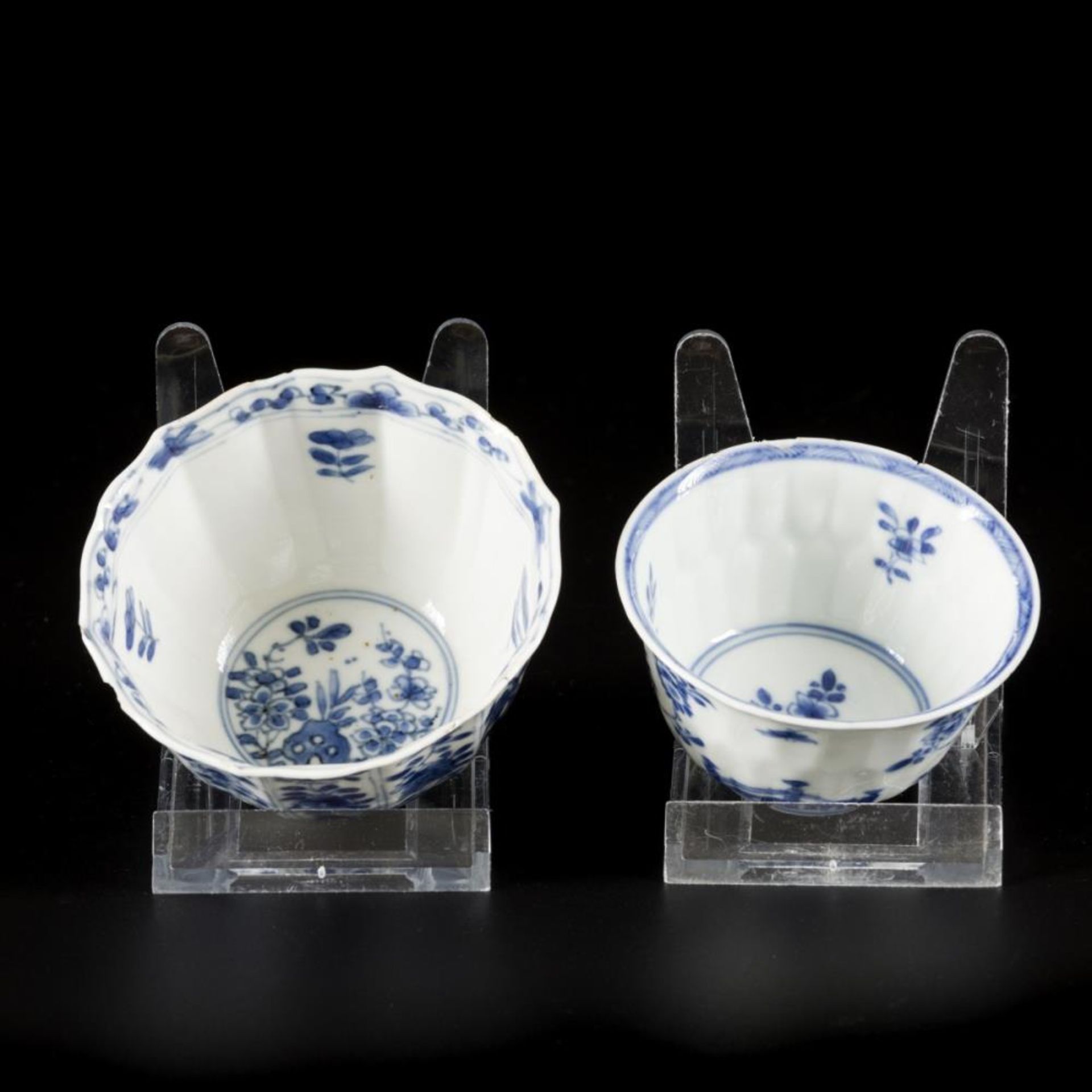 A lot comprised of (2) porcelain cups with floral decoration, one marked with yu (jade), China, Kang - Bild 4 aus 4