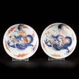 A set of (2) porcelain Imari plates with dragon decor, China, Kangxi.