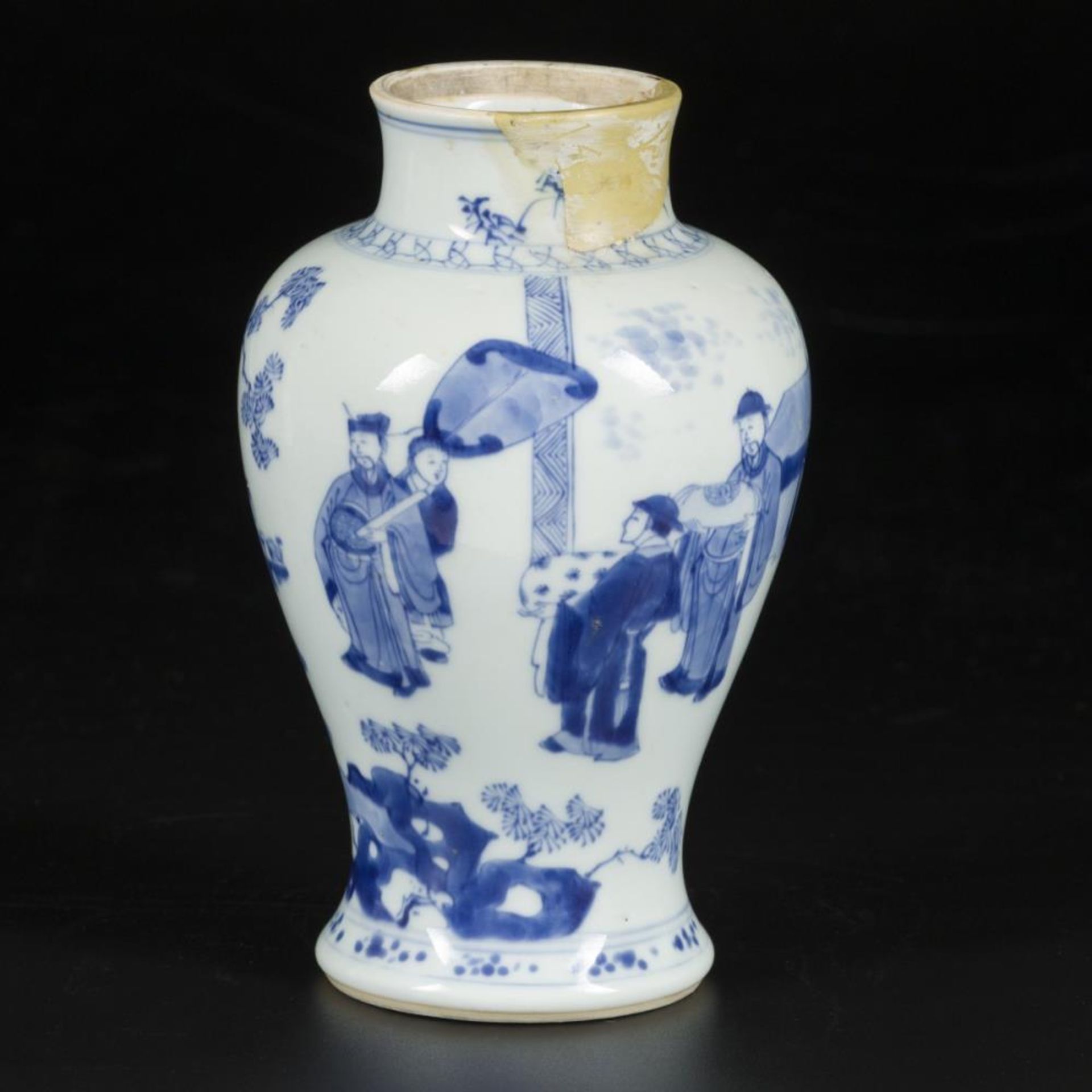 A porcelain canister decorated with various figures, marked Lingzhi, China, Kangxi.