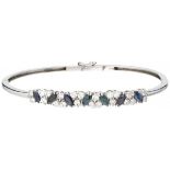 18K. White gold bangle bracelet set with approx. 0.88 ct. diamond and approx. 0.98 ct. natural sapph