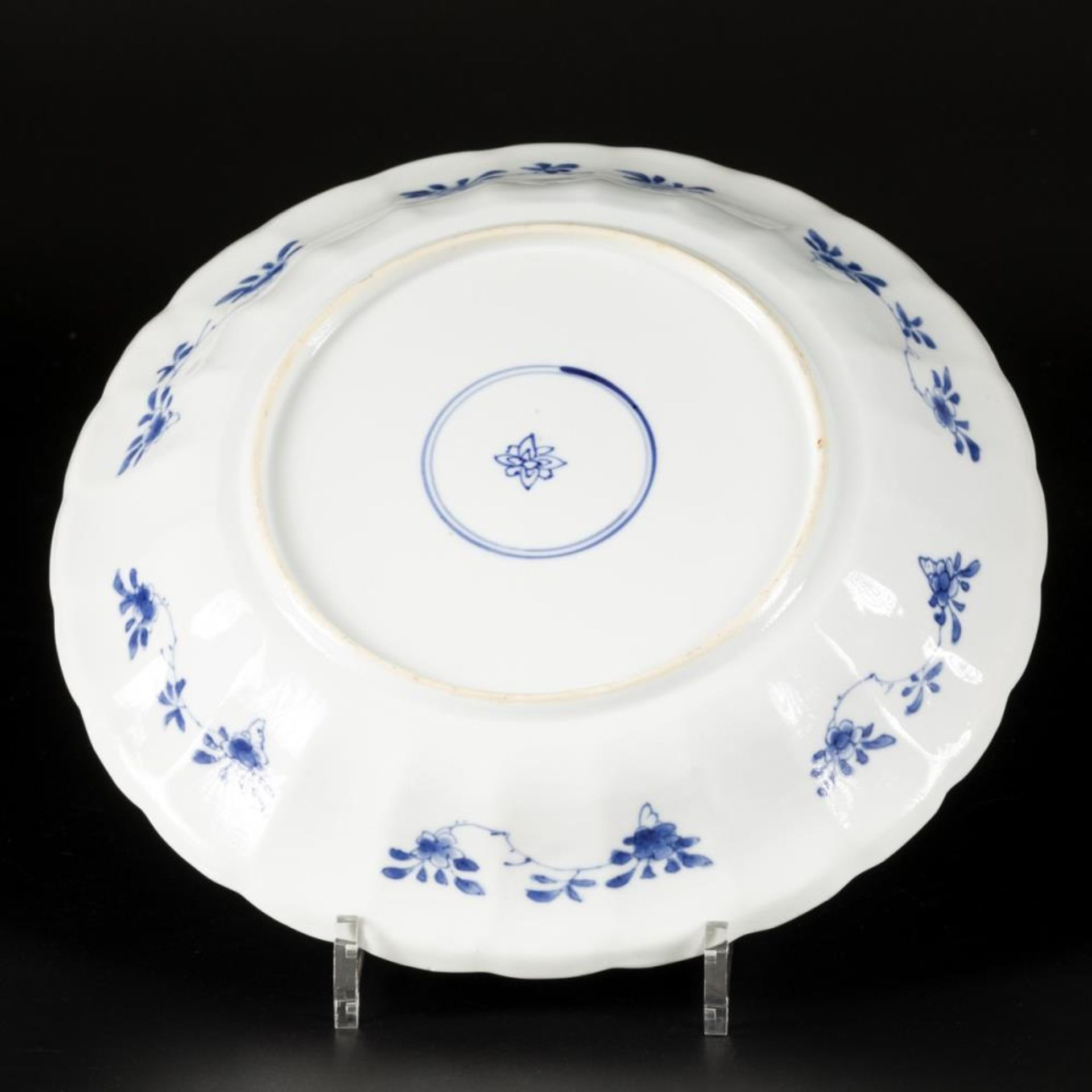 A porcelain charger with floral decoration in sections, with a central decoration of insects and flo - Bild 3 aus 4