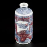 A porcelain snuff bottle decorated with a court scene, China, 1st half 20th century.