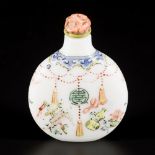 A glass snuff bottle decorated with antiques, China, 19th century.