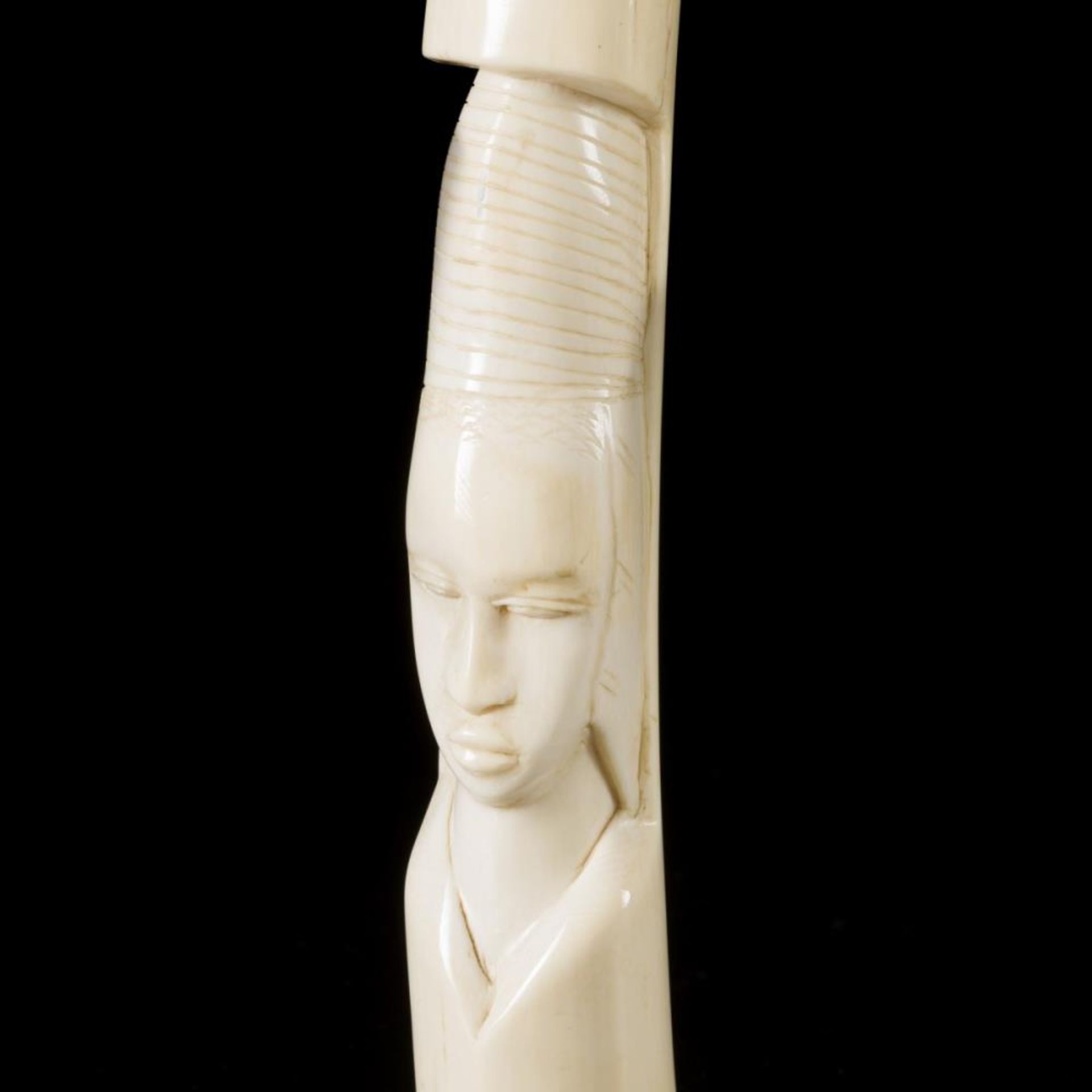 An ivory carved tooth, D.R Congo, 1930. - Image 2 of 3
