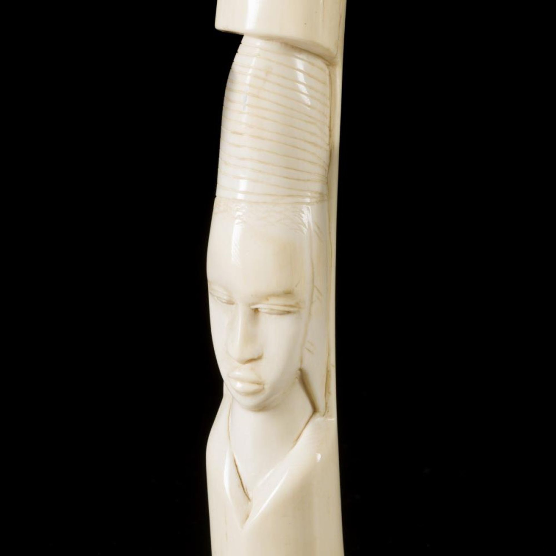 An ivory carved tooth, D.R Congo, 1930. - Bild 2 aus 3