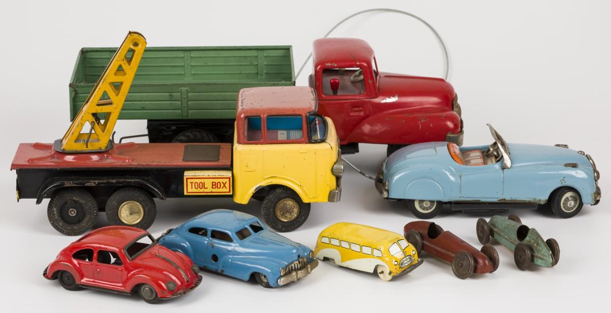 Lot (8) tin toy cars