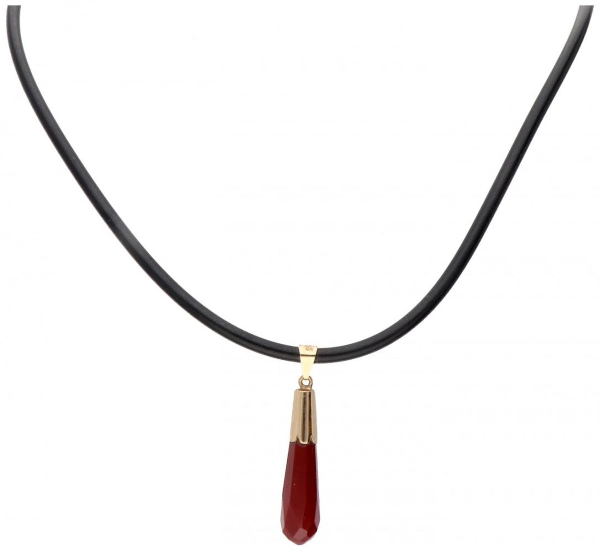 Rubber necklace with a 14K. yellow gold closure and pendant set with carnelian. - Bild 2 aus 3