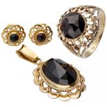 Lot of 14K. yellow gold vintage openwork ear studs, ring and pendant set with garnet.