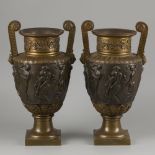 A set of (2) bronze Medici-style vases, Italië, ca. 1900.