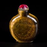 A tiger's eye snuff bottle, round model, China, 19th century.
