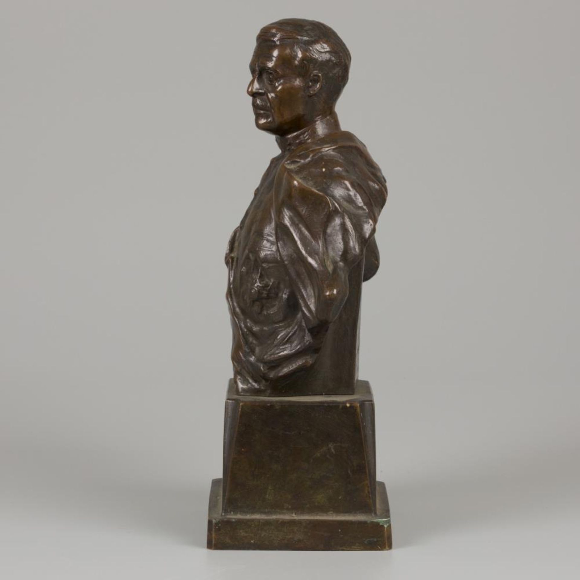 Antoine Joseph Van den Kerckhove (Brussels 1849-c.1910), A bronze buste of an official in uniform, B - Bild 4 aus 7