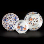 A lot comprised (3) porcelain plates with Imari decoration, China, 18th century.