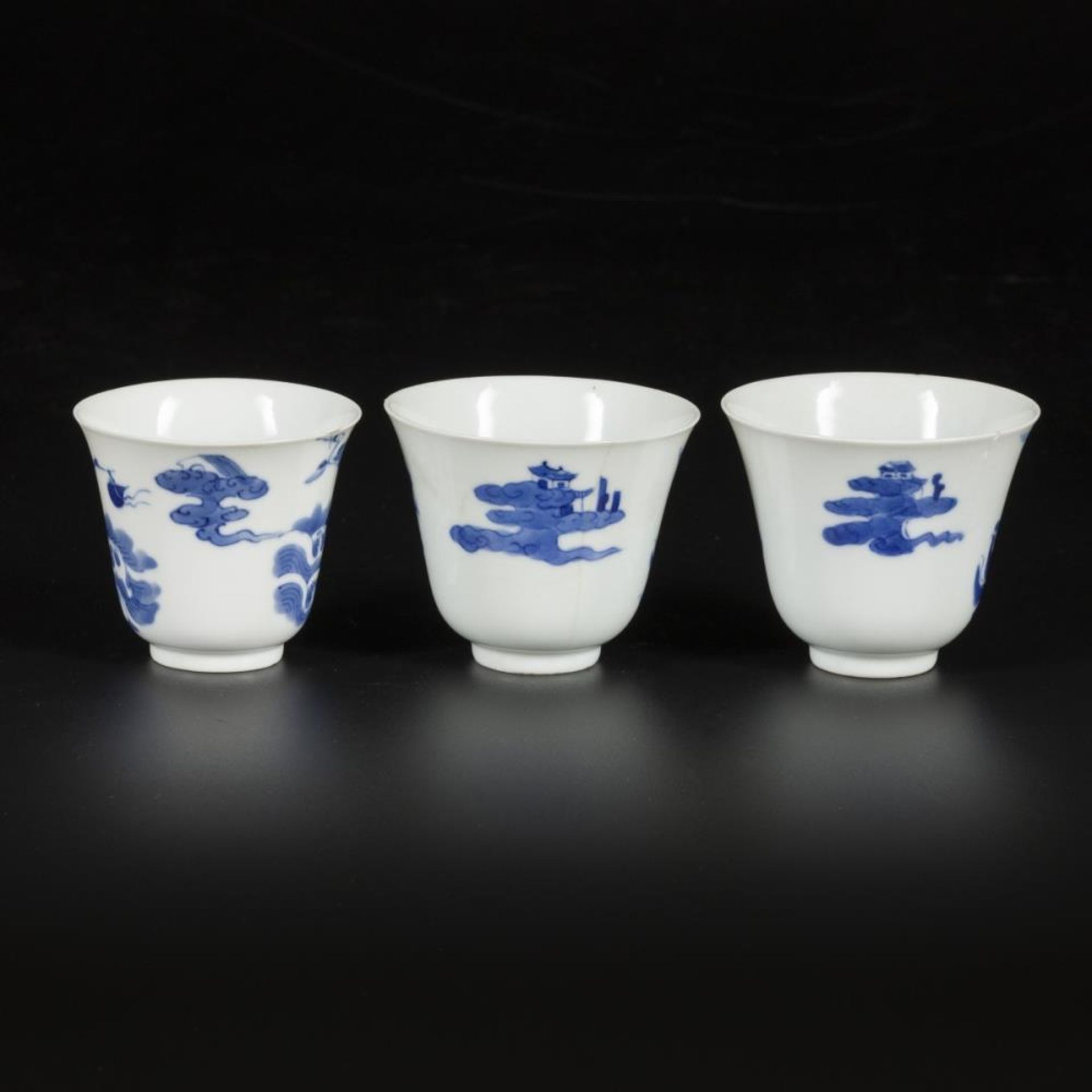 A set of (3) porcelain cups with decoration of Chinese figures, China, Kangxi. - Bild 2 aus 3