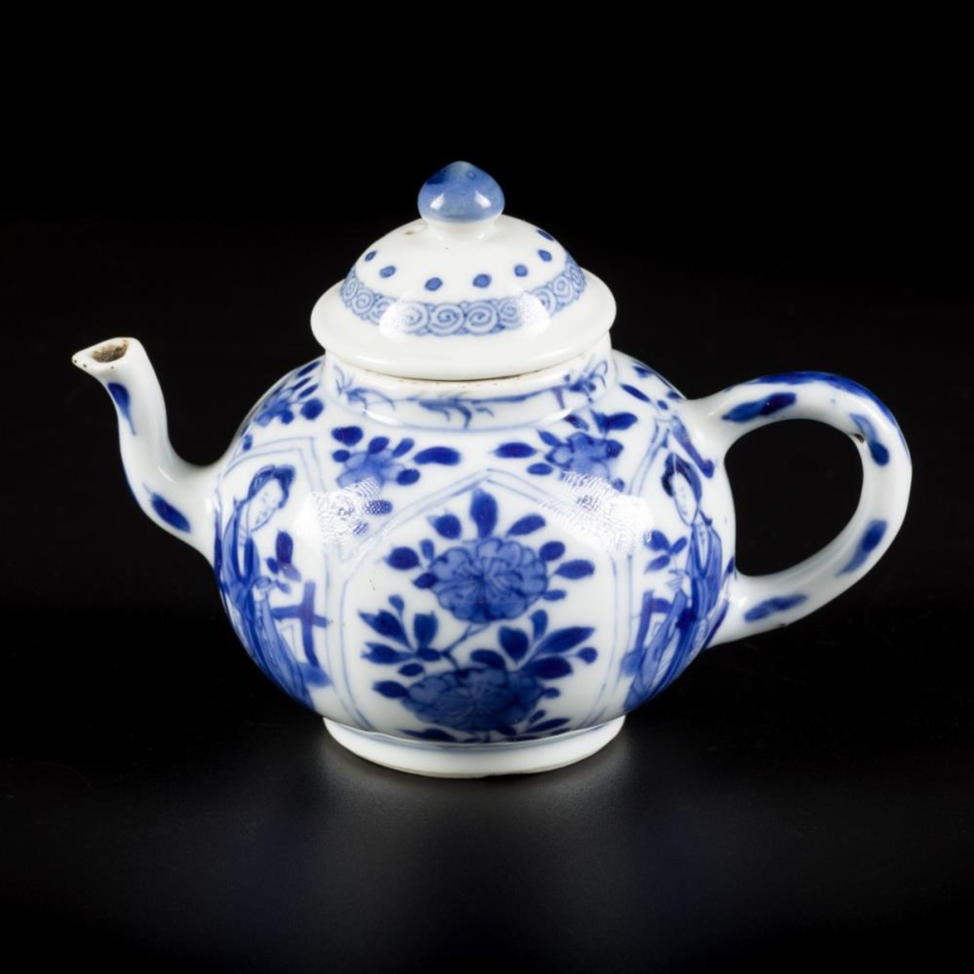 A porcelain teapot with decoration of flowers and Lingzi, marked Yu "jade", China, Kangxi.