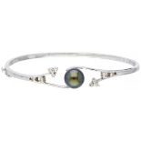 18K. White gold Mikura Pearls bangle bracelet set with approx. 0.21 ct. diamond and Tahiti pearl.