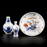 A lot of various porcelain comprised of a saucer with Imari decoration and (2) miniature vases, Chin