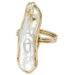 18K. Yellow gold vintage ring set with a baroque freshwater pearl.