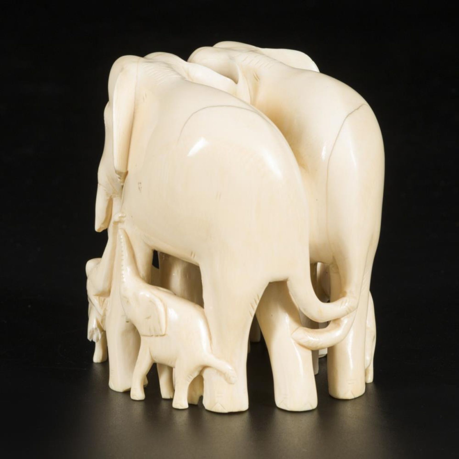 An ivory carving depicting a group of elephants, DRC, ca. 1920/30. - Bild 2 aus 5