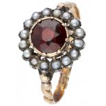 14K. Yellow gold rosette ring set with approx. 0.96 ct garnet and seed pearls.