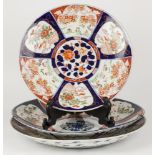 A lot of (3) porcelain chargers with Imari decoration, Japan, 1st quarter of the 20th century.