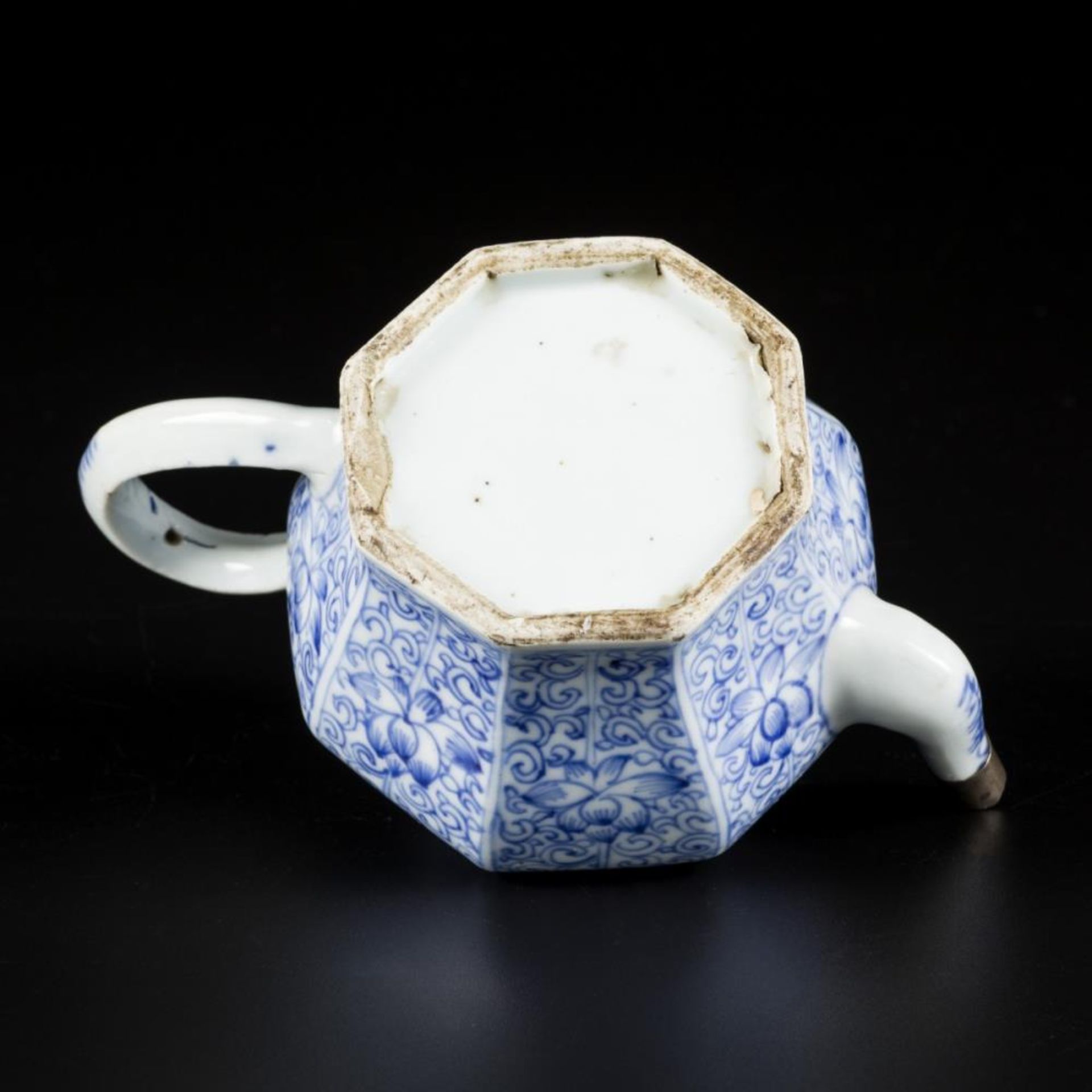 A porcelain teapot with floral decoration in compartments, China, Kangxi. - Bild 6 aus 6