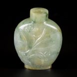 A jadeite snuff bottle with peach and flower decor, China, 1st half 20th century.