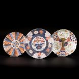 A lot comprised of (3) various porcelain Imari plates with floral decorations, Japan, 19th century.