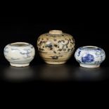 A lot comprising (3) porcelain vases with floral decorations, China, Ming.