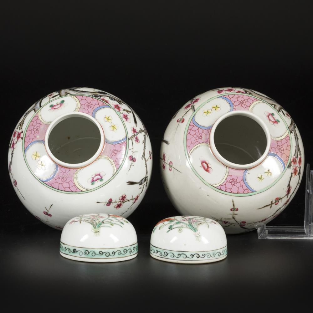 A set of (2) porcelain lidded jars with famille rose decor, China, 1st half 20th century. - Image 5 of 7