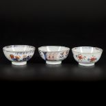 A lot of (3) porcelain bowls with Imari decoration, China, 18th century.