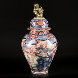 A large porcelain lidded vase with Imari decoration, Japan, 18th century.