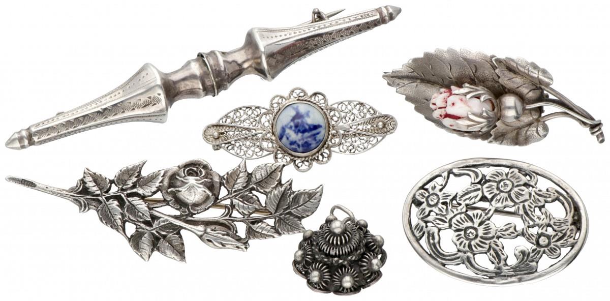 Lot comprising 5 silver antique brooches and a 'Zeeland knot' pendant - 835/1000.