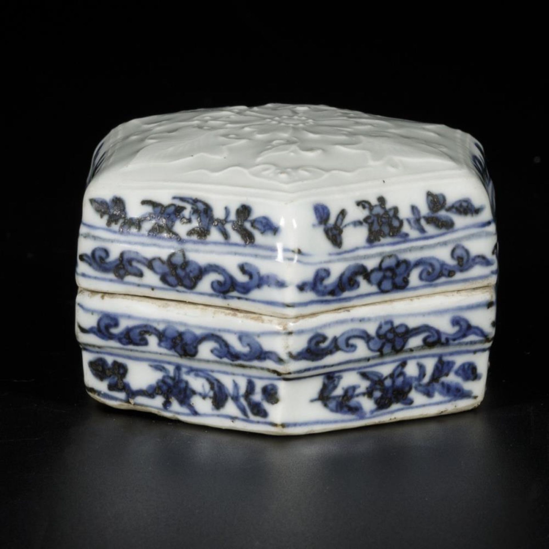 A porcelain lidded box with floral decor, China, Ming or later.
