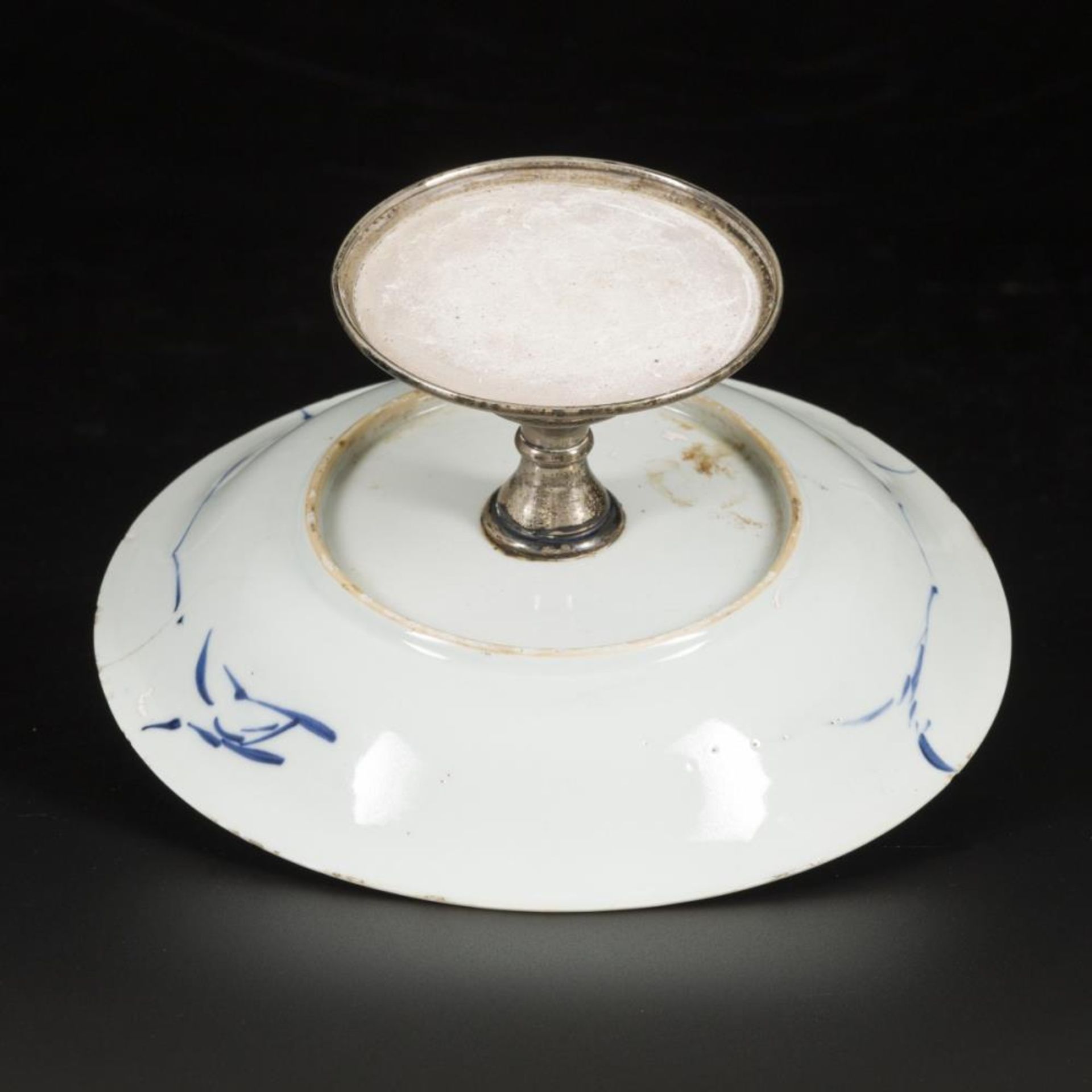 A porcelain plate on a silver base, China, Kangxi. - Bild 3 aus 3
